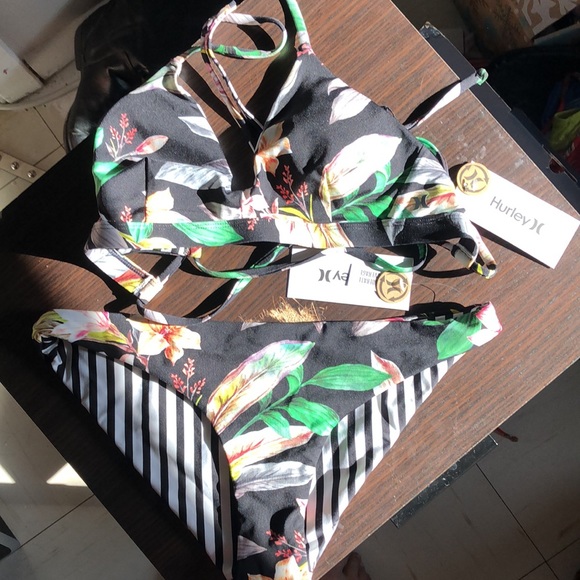 BNWT Hurley reversible bikini! - Picture 9 of 11